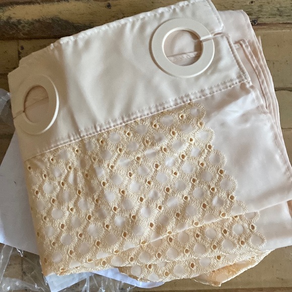 NWT HOOKLESS SHOWER CURTAIN VANILLA EYELET SOLID BOHO SHOWER CURTAIN 71" x 74" - Picture 4 of 7